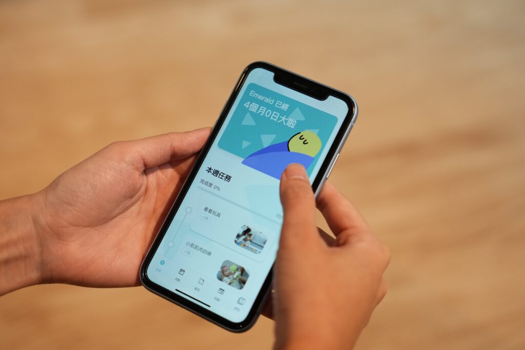 Hand holding combokid app